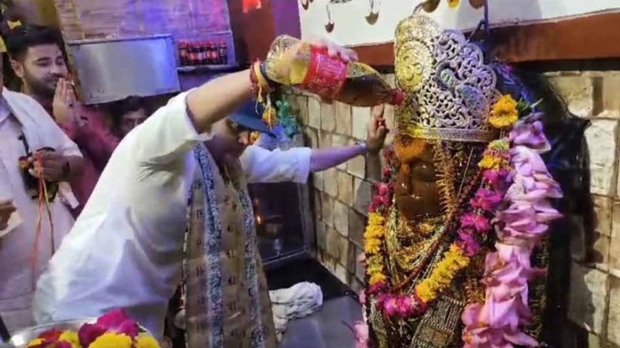 सिंधिया ने भगवान शनिदेव का तेलाभिषेक कर पूजा अर्चना की